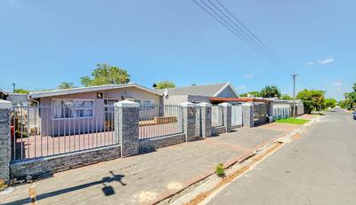 Cluster House For Sale in Peerless Park North, Kraaifontein